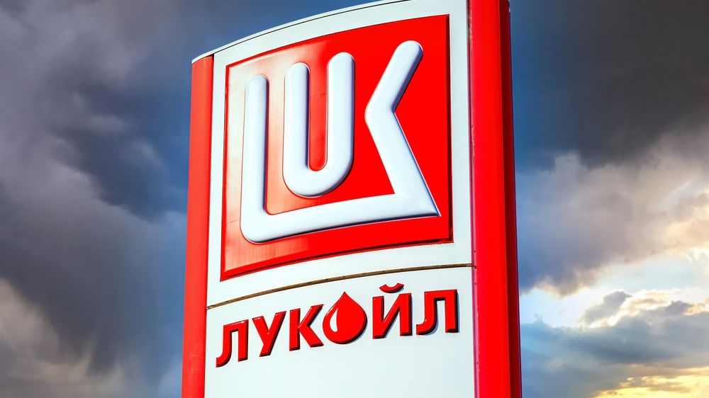 Ruský Lukoil prodá rafinerii v Itálii skupině firem v čele s G.O.I. Energy